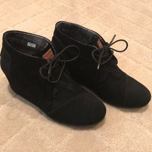 TOMS Size 10 Black Wedge Suede Booties